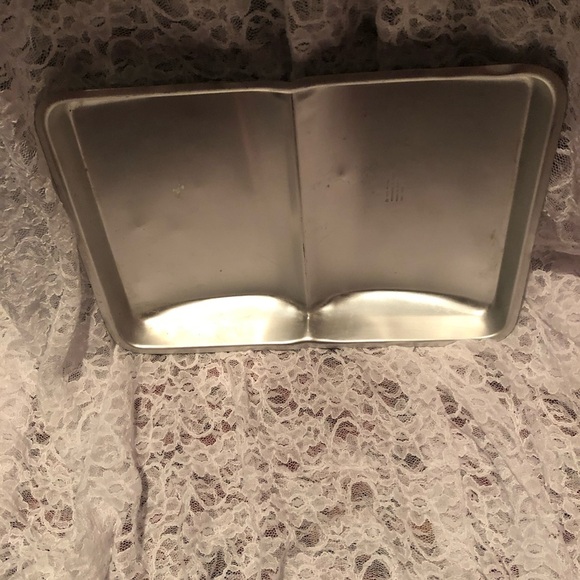 Vintage 1977 retired Wilton open book cake pan/ mold- used condition - Picture 2 of 6